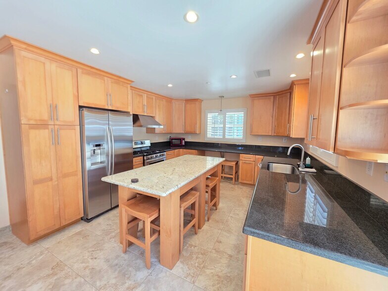 Building Photo - 6172 Sylvan Dr