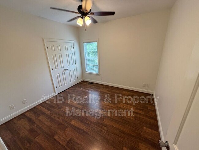 Building Photo - 713 Trail's End Dr