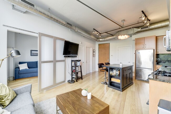 Building Photo - 2 bedroom 2 bath condo in Adams Morgan