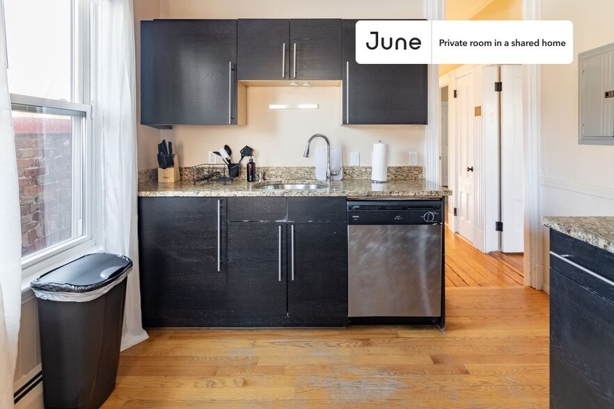 Building Photo - Room in Shared 4 bed/1 bath home in Roxbury