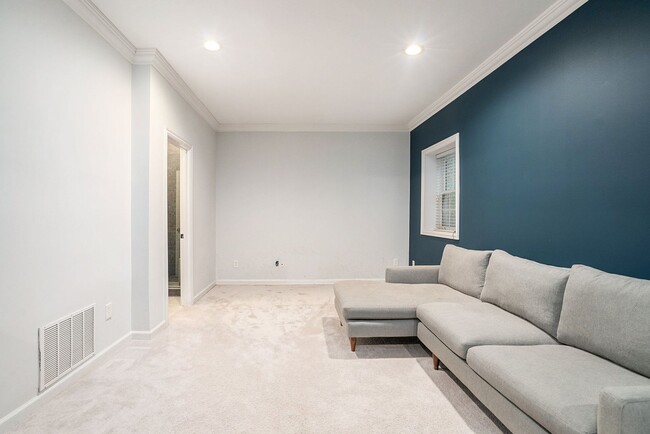 Building Photo - Luxury Townhome Where Midtown Meets Buckhead