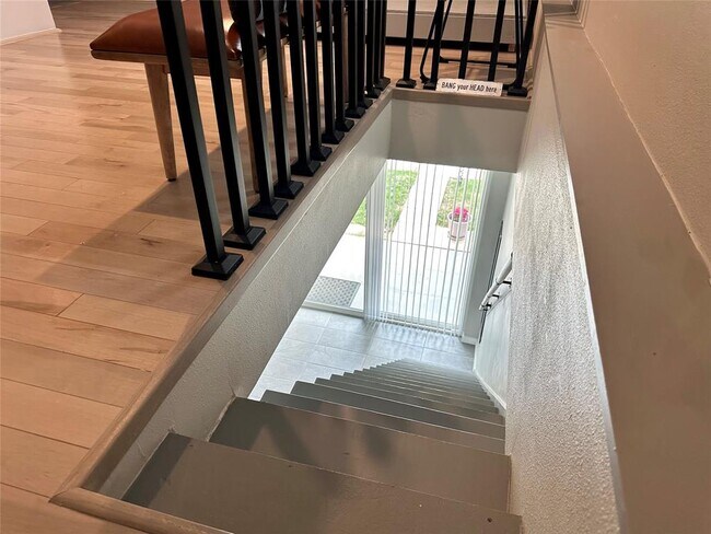 Building Photo - 914 E 39th St