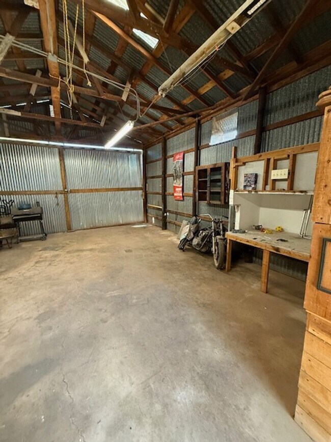 Building Photo - 3158 S 6th St