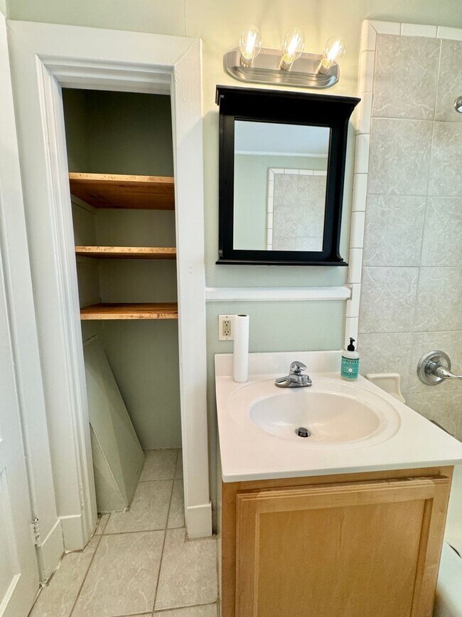 Building Photo - Nature Lovers - 3 Bed, 1 Bath Home w/ 1 Car Garage Close to Downtown Franklin