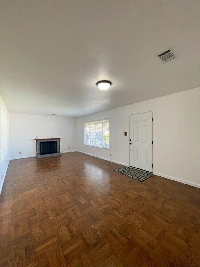 Building Photo - Nor Cal Realty, Inc - 3 bedroom 1 bath wit...