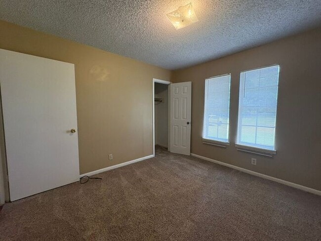 Building Photo - Available Now! Charming 2 Bed, 2 Bath Dupl...