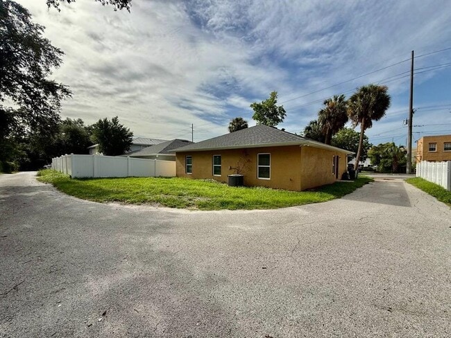Building Photo - 2904 E Columbus Dr