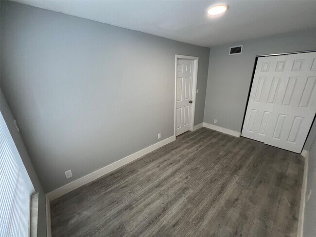 Building Photo - 6840 Pembroke Rd