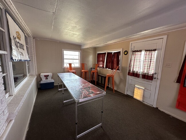 Building Photo - Wonderful 3/2/2 in Central Lubbock!