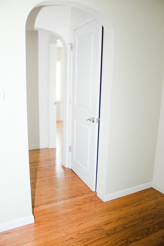 Building Photo - Remodeled 3 Bedroom