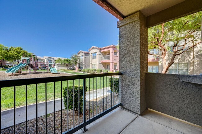 Building Photo - Stunning first floor condo with new wood floor!