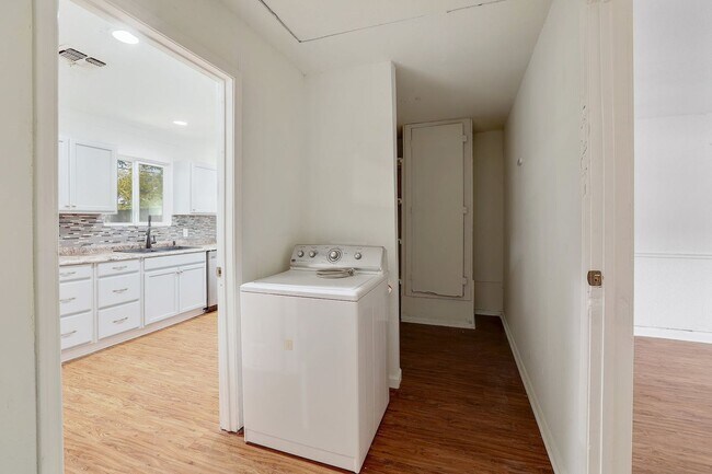 Building Photo - Spacious 3/2 home in South Austin