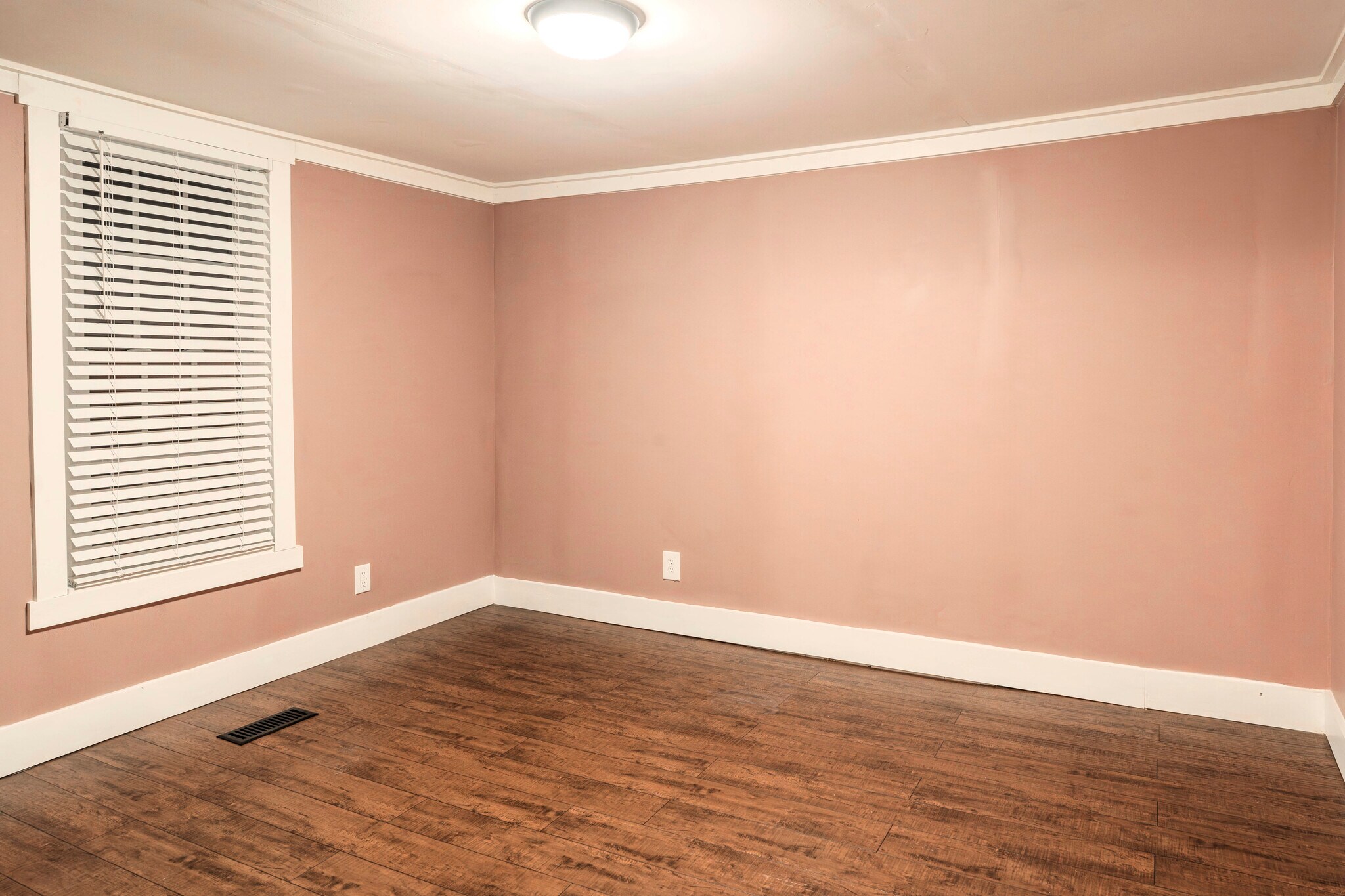 Building Photo - 104 Rosewood Dr