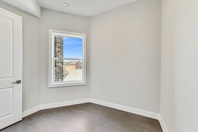 Building Photo - 2131 W Ohio St