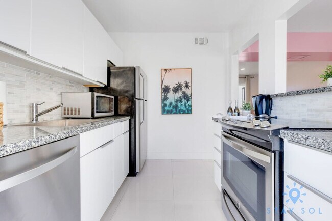 Building Photo - 809 S Ocean Dr