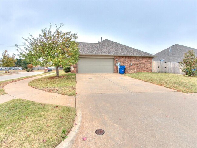 Building Photo - 1001 N Barn Hill Way