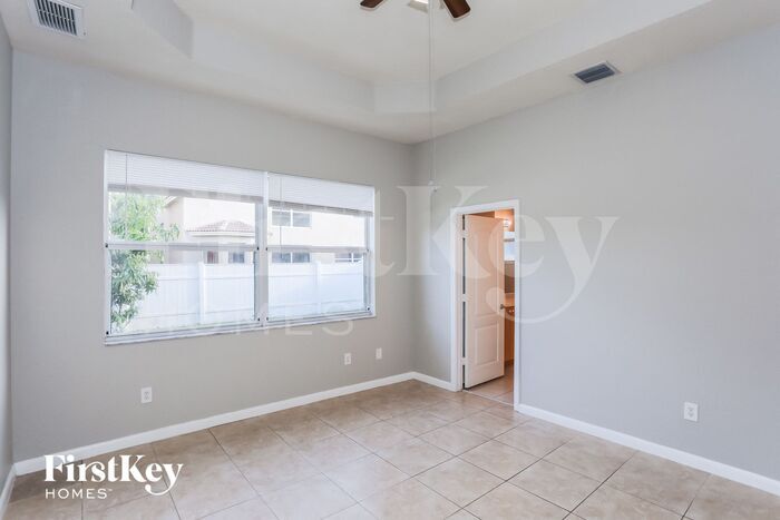 Building Photo - 1700 NE 37th Pl