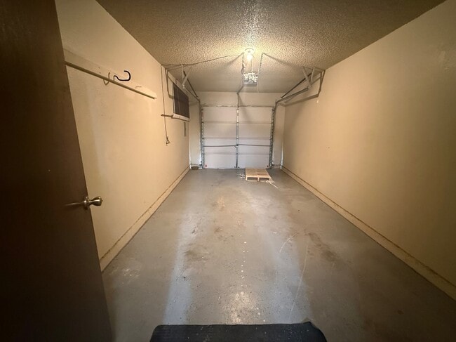 Building Photo - 1015 Swan Lake Ct