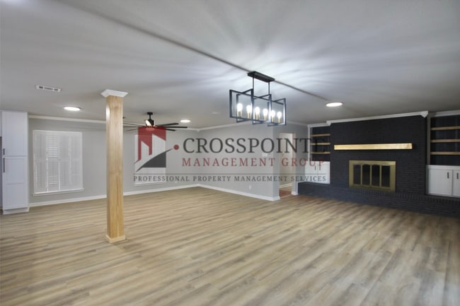 Building Photo - Recently remodeled South Tyler Home with Mother in Law Suite