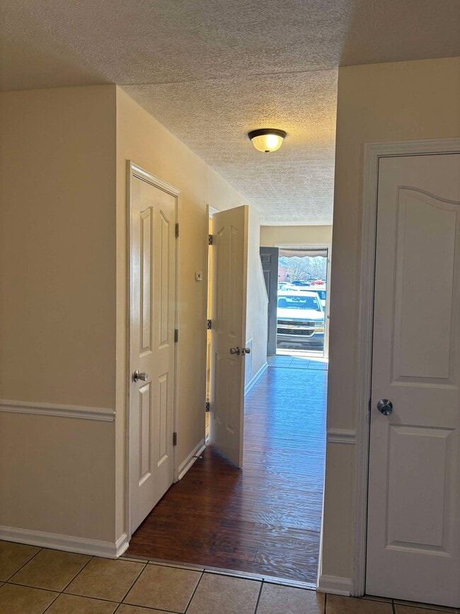 Building Photo - 594 Lost Cir