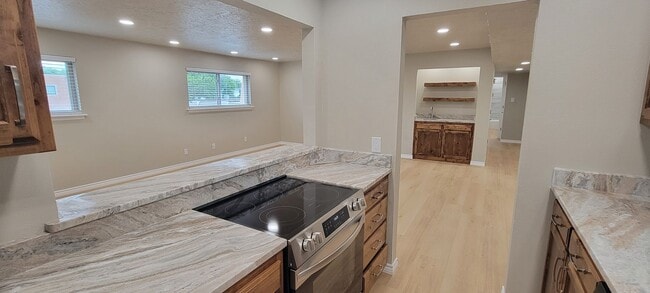Building Photo - GREAT COLONIAL PARK CONDO