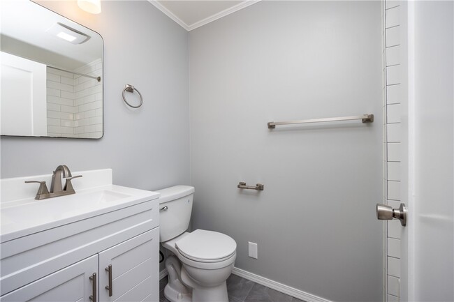 Building Photo - 503 Pineview Dr