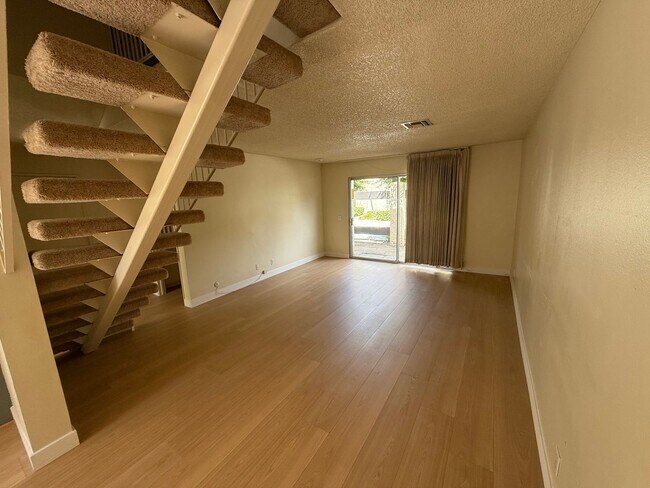 Building Photo - Bright and Airy 2 Story 2 BR/1.5BA townhom...