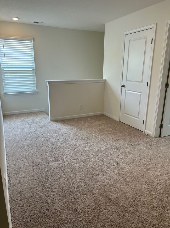 Building Photo - 5 Bedroom / 3 Bath Home Kingsport, TN