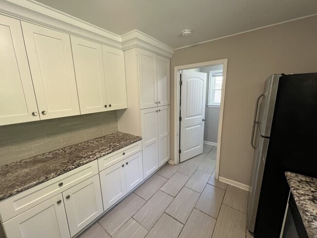 Building Photo - Charming 3-Bedroom Home on Quiet Dead-End ...