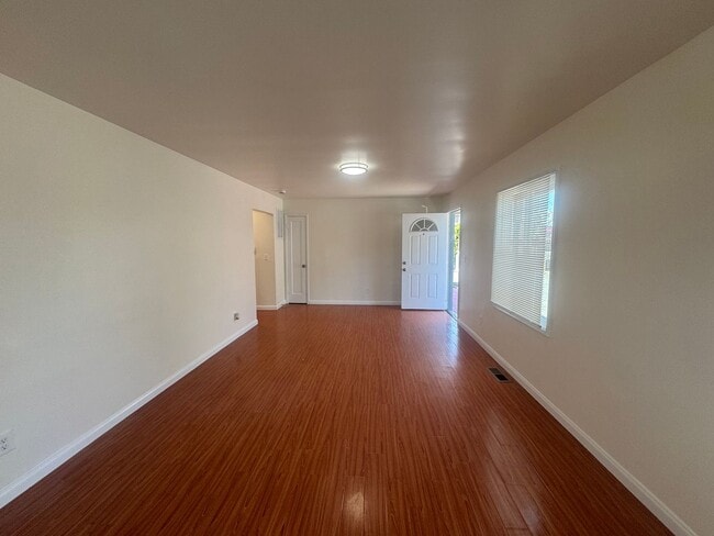 Building Photo - Newly Renovated 2 Bedroom, on San Pablo Av...