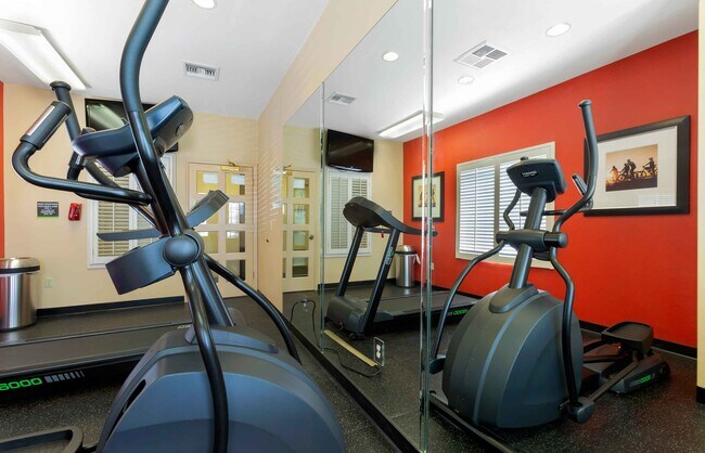 Building Photo - Furnished Studio-Phoenix - Airport - E. Oa...