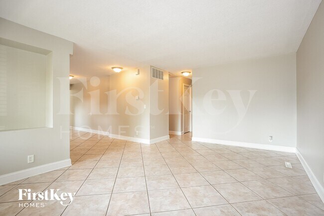 Building Photo - 811 Salem Ln