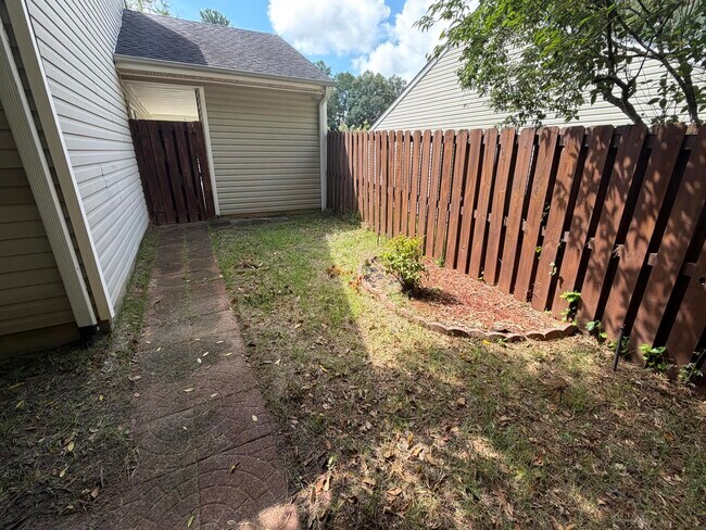 Building Photo - 104 Single Tree Ln