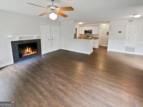 Building Photo - Room in Apartment on Cypress Pointe St