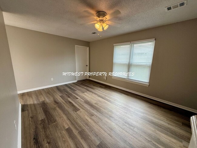 Building Photo - 2 Bedroom Duplex w/ Garage