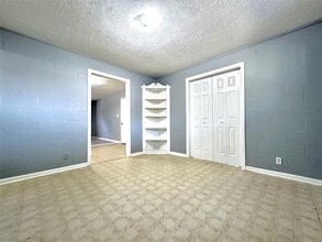 Building Photo - 425 E Park Dr