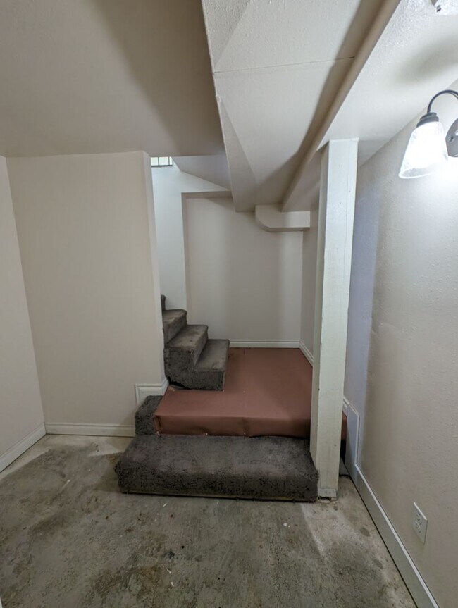 Building Photo - Updated 3 Bedroom Charmer in the Heart of ...