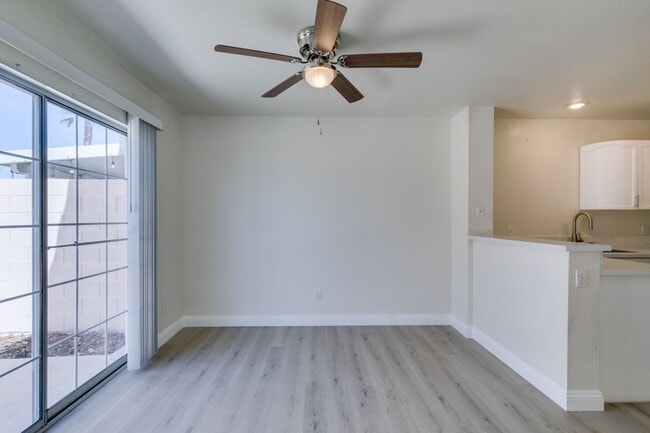 Building Photo - 3 Bedroom Townhouse with attached garage i...