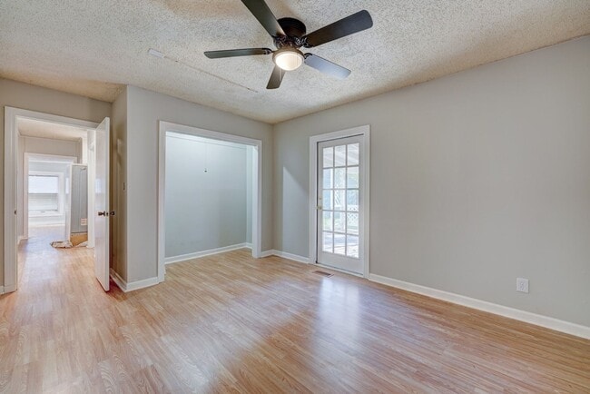 Building Photo - 4 Bedroom Available Now!
