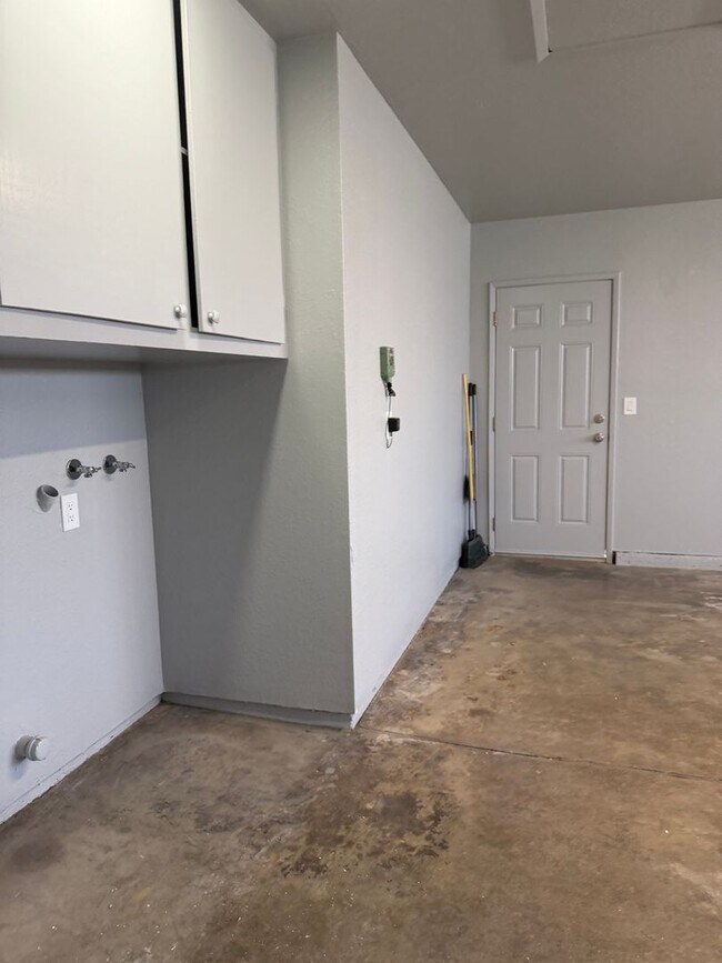 Building Photo - 2136 Creek Ct