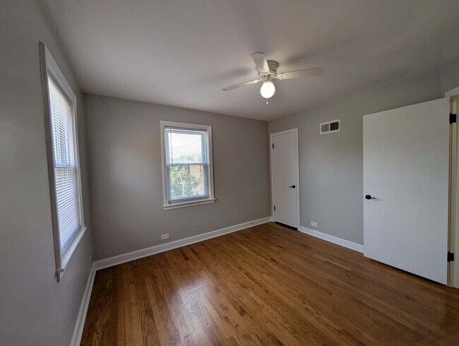 Building Photo - 2909 W Farragut Ave