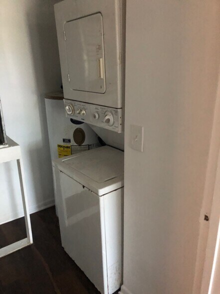 Building Photo - 203 Lake Pointe Dr