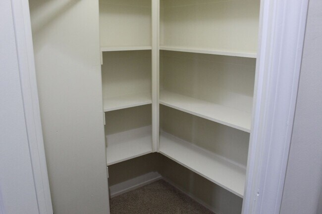 Building Photo - Beautiful Spacious Home for Rent Near Hosking and Mckee Area