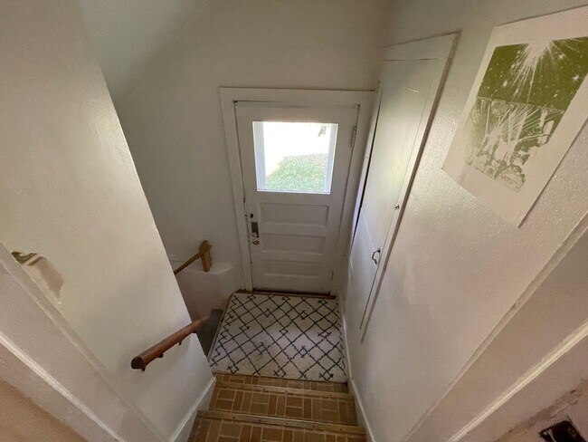 Building Photo - Duluth MN - 6 Bed - 3 Bath - Single Family...