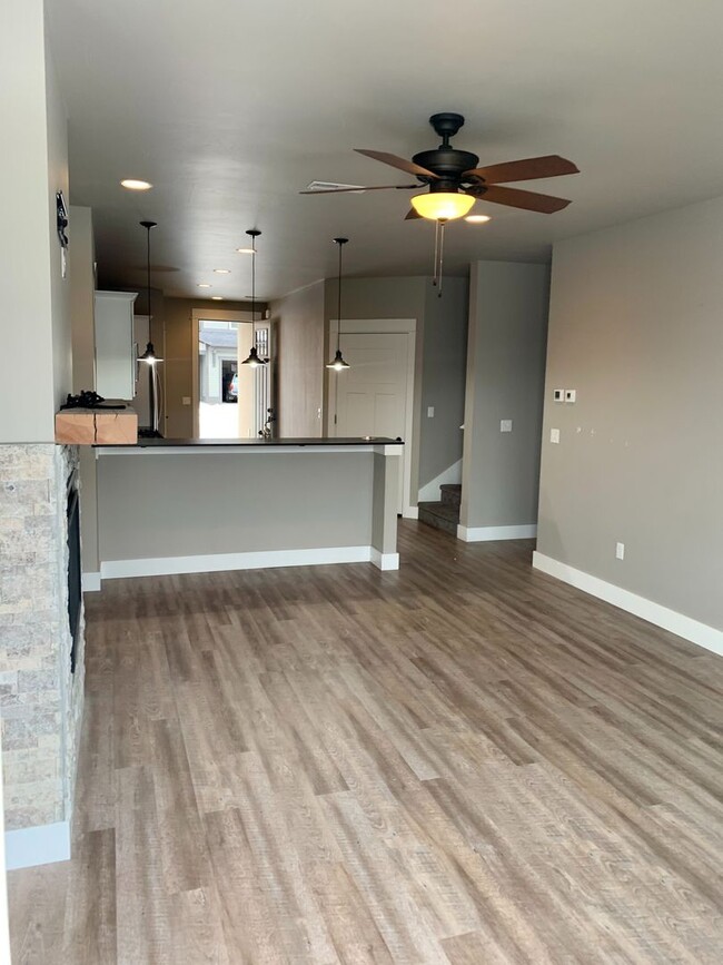 Building Photo - Beautiful 4 Bedroom Townhome