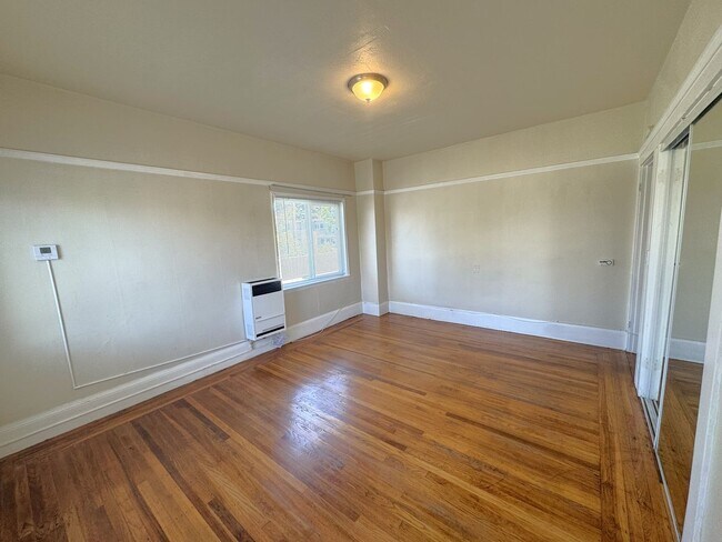 Building Photo - Very Bright Sunny, Quiet and Cozy location, this unit is Completely Renovated Studio