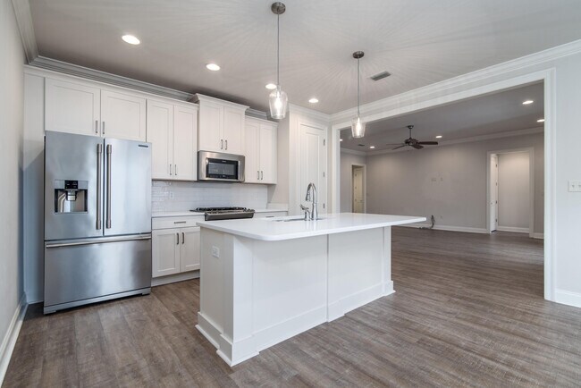 Building Photo - 718 Woods Dr