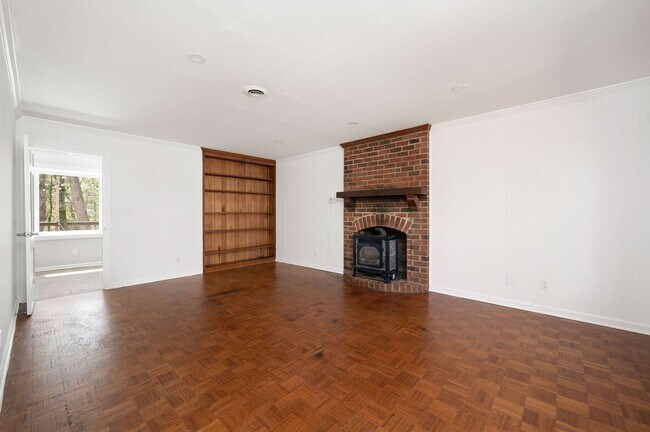 Building Photo - Spacious Canterbury Hills Home