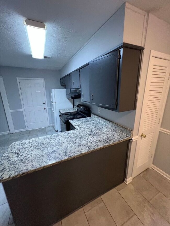 Building Photo - READY NOW!!! 2 Bedroom 2 Bath Ranch Duplex!!!