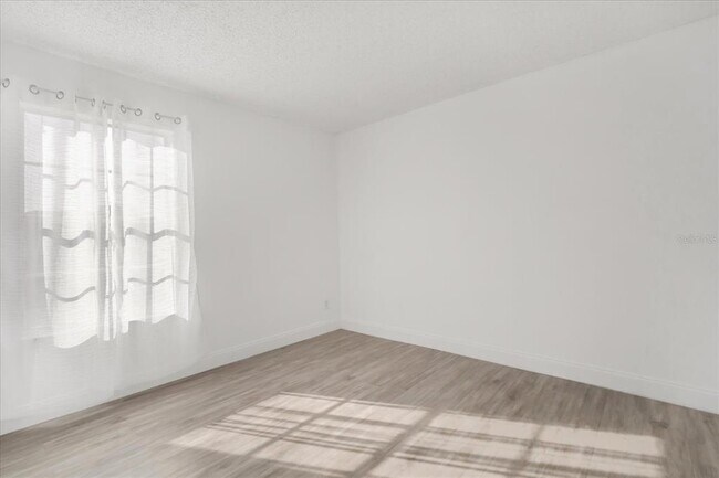 Building Photo - 14852 Laguna Beach Cir